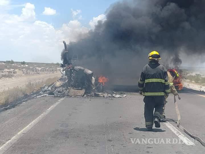 $!Bomberos de San Pedro trabajaron intensamente para sofocar el incendio de la pipa en el kilómetro 179 de la carretera Saltillo-Torreón.