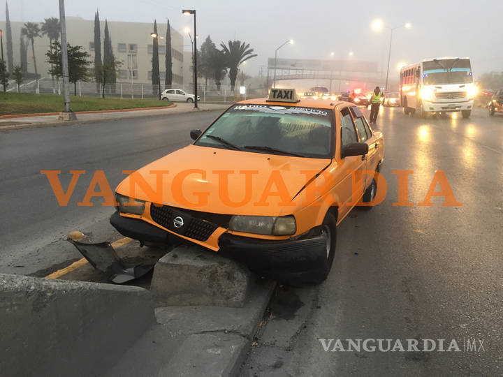 $!Taxi se estampa contra base de luminaria en Saltillo; mujer resulta lesionada