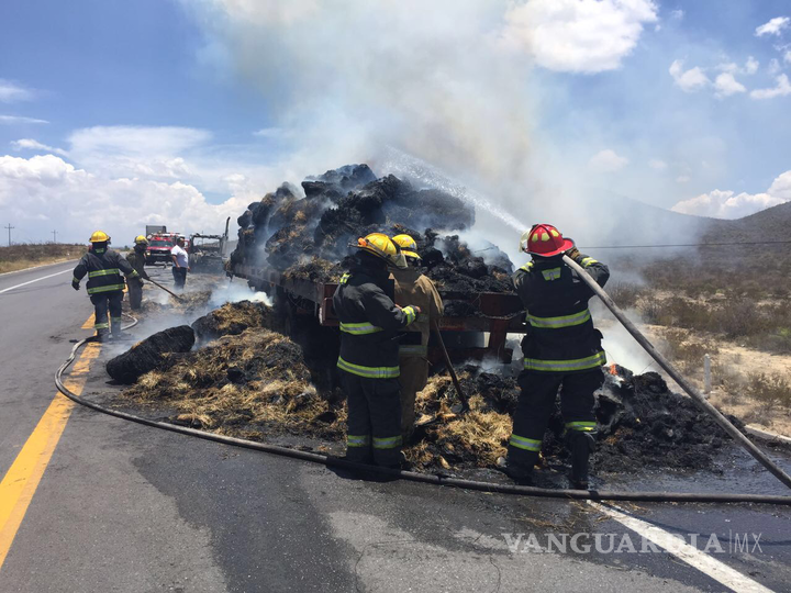 $!Se incendia trailer en la carretera a Monclova