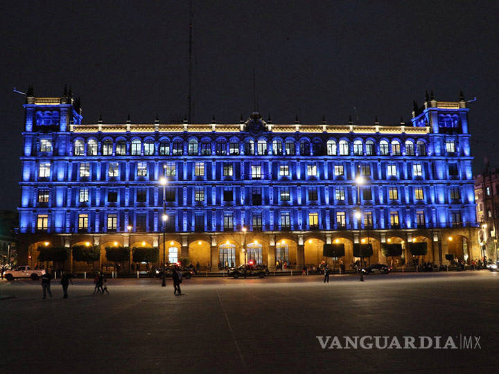 $!Monumentos y edificios de la CDMX se iluminan de azul por Día Mundial del Autismo