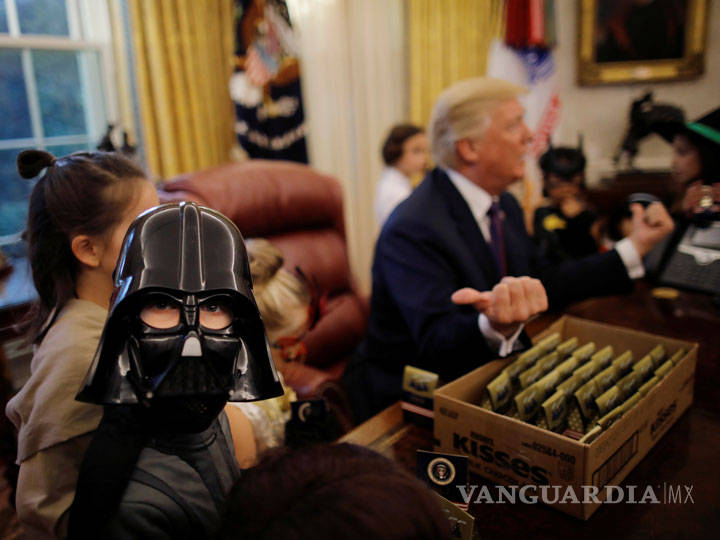 $!Donald Trump recibe a hijos de periodistas por Halloween