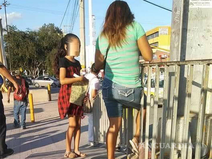 $!Mujer pone a vender chicles a su hija para que ‘valore lo que tiene’