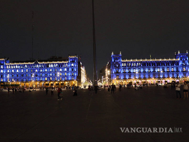 $!Monumentos y edificios de la CDMX se iluminan de azul por Día Mundial del Autismo