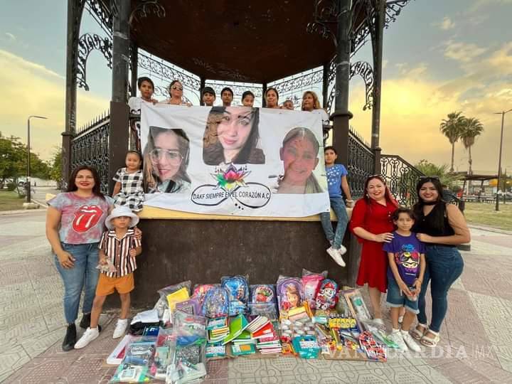 $!Integrantes de DAKF con niños y niñas beneficiadas con útiles escolares que obtuvo la asociación a través de donativos.