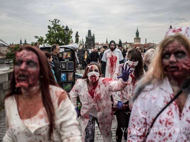 $!Zombies recorren Praga en homenaje a George A. Romero