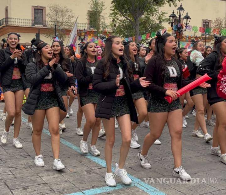 $!Las porristas del Ateneo Fuente animaron el desfile con el que la comunidad estudiantil celebró el aniversario de la institución.