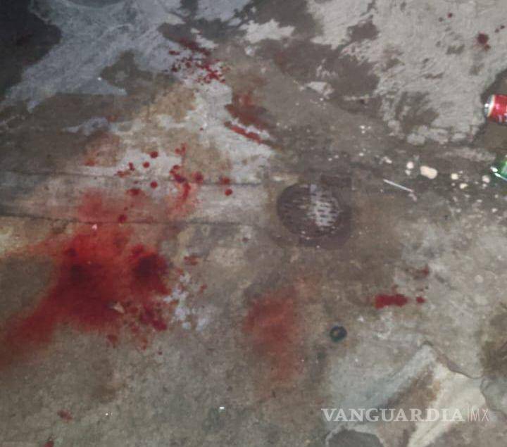 $!Familiares trasladaron al lesionado en vehículo particular a un hospital.