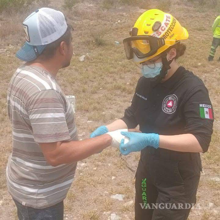 $!Personal de emergencias del Grupo Jaguares atendió a los ocupantes del vehículo familiar, quienes presentaban signos vitales estables.
