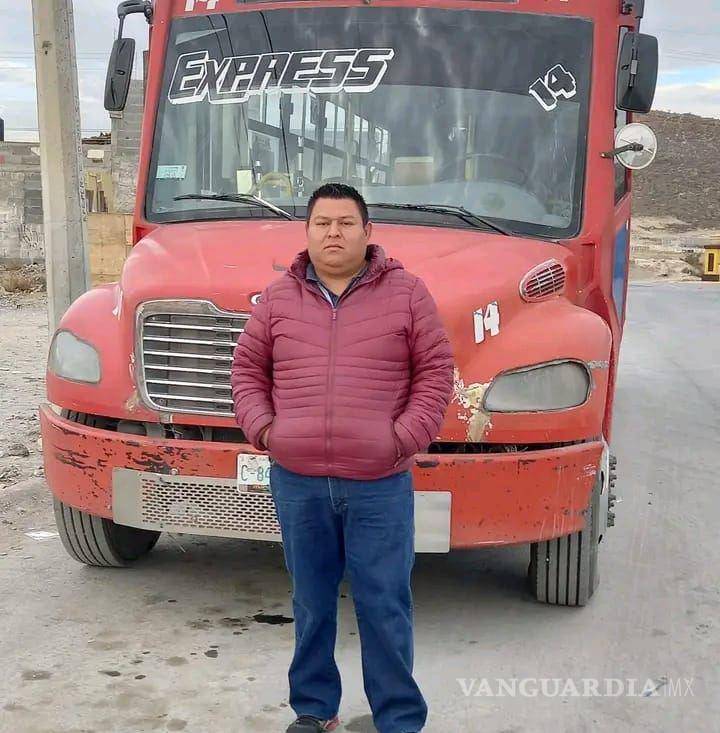$!Irving Jerónimo, chofer de la ruta Express, regaló juguetes a niños en un acto de bondad durante el Día de Reyes en Saltillo.