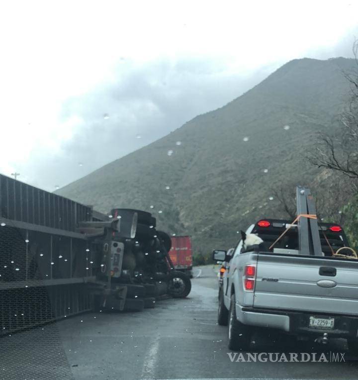 $!Bloqueo en la 57 por volcadura de tráiler