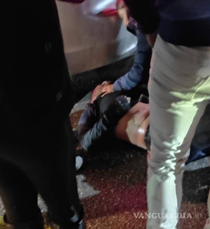 $!El motociclista sobrevivió apenas unos minutos a las graves lesiones que sufrió.