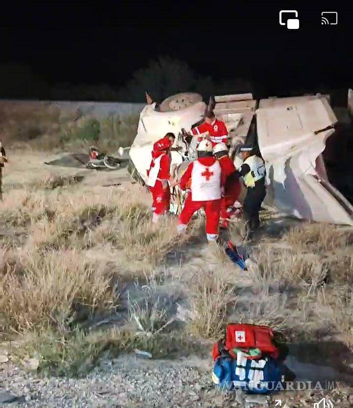 $!Bomberos de Parras utilizaron herramientas de rescate para liberar al conductor atrapado en el tráiler.