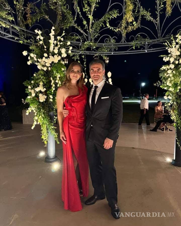 $!Adrián de la Garza y su esposa, Gabriela Oyervides González.
