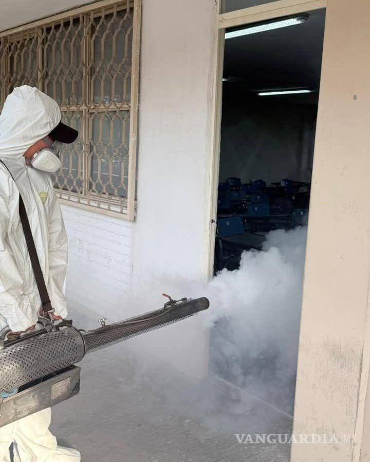 $!Personal del área de Vectores efectuó trabajos de fumigación y control de garrapatas en las colonias J. Luz Torres y Villas La Merced.