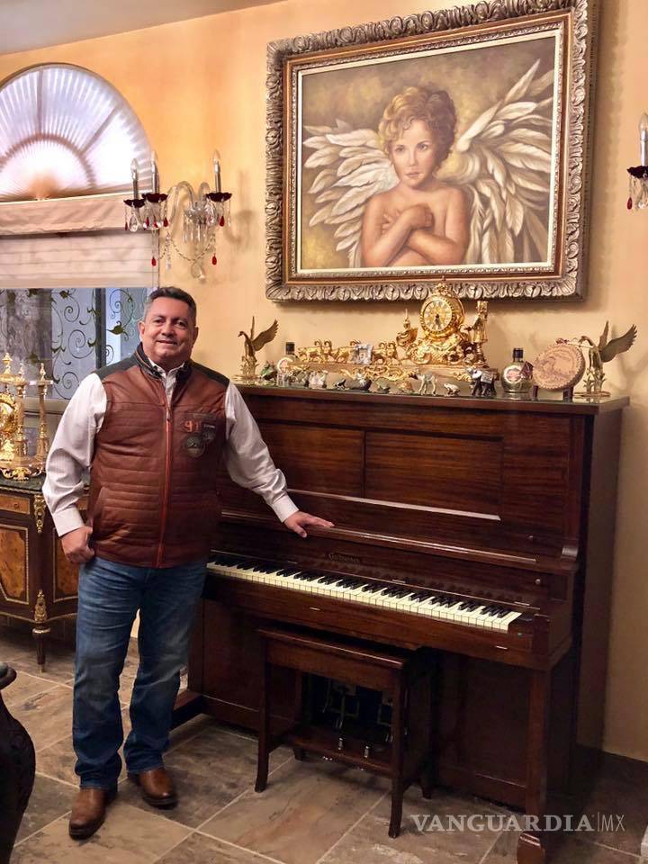 $!Jorge Salcido Portillo posa en la sala de su casa. La imagen fue publicada en su página de Facebook el 6 de noviembre de 2018.