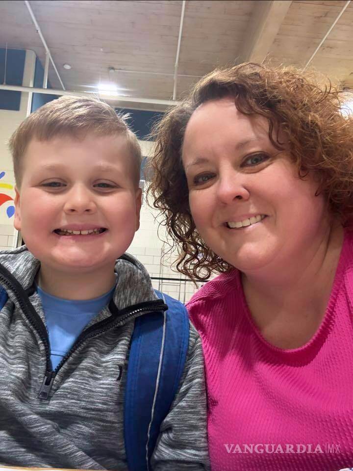 $!sta imagen proporcionada por Holly LaFavers muestra a Holly LaFavers posando para una foto con su hijo Liam, de 8 años en Lexington, Kentucky.