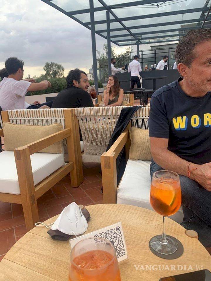 $!Hijo de AMLO no andaba en Italia, sino en un exclusivo bar de la CDMX