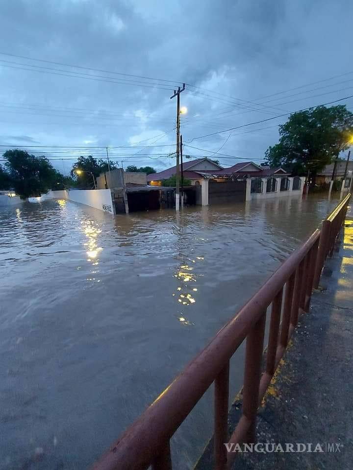 $!La lluvia, el granizo y los fuertes vientos interrumpieron el descanso de los habitantes a las 5:00 horas.