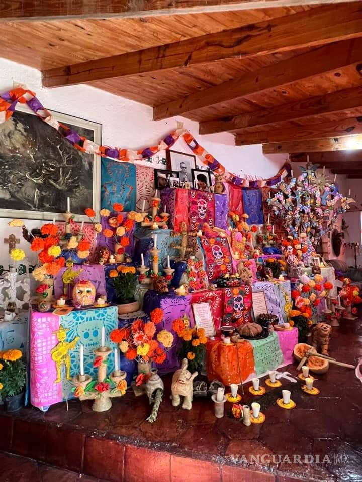 $!¿Ya viste estos altares en Saltillo? Dedicados a familiares, Walt Disney, Juan Gabriel, Cri-Cri y más (Fotos)