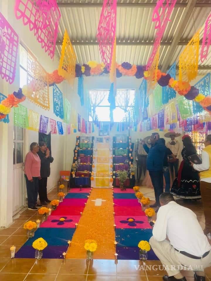 $!¿Ya viste estos altares en Saltillo? Dedicados a familiares, Walt Disney, Juan Gabriel, Cri-Cri y más (Fotos)