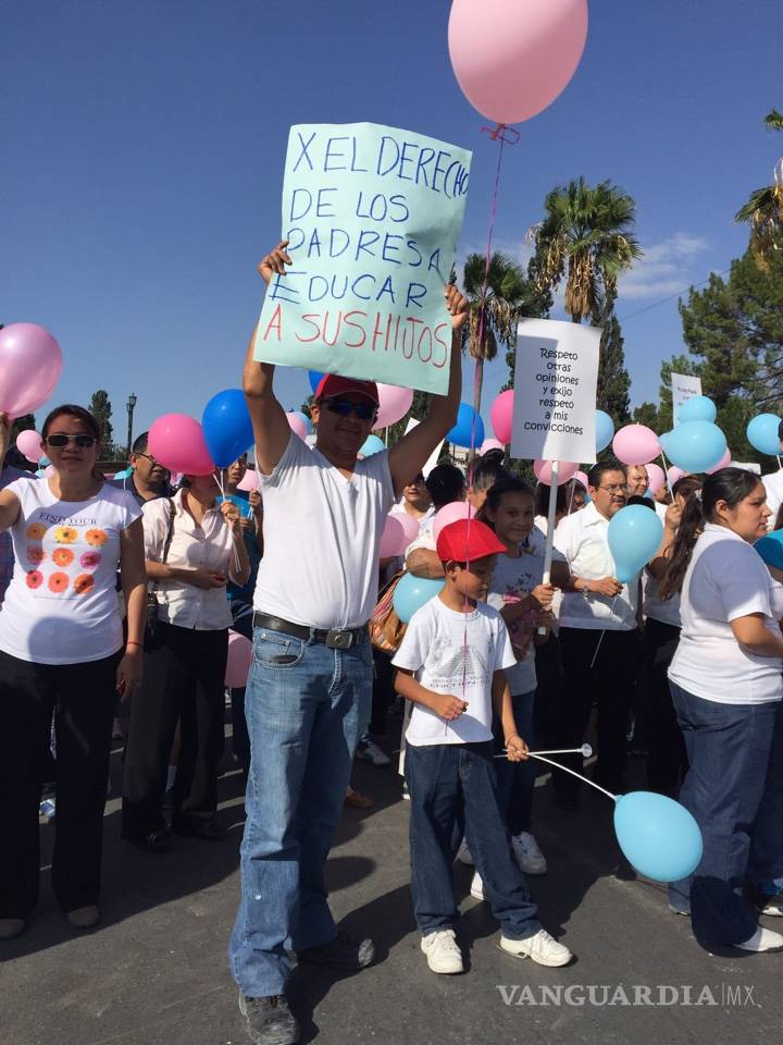 $!Marchan en Saltillo a favor de la familia