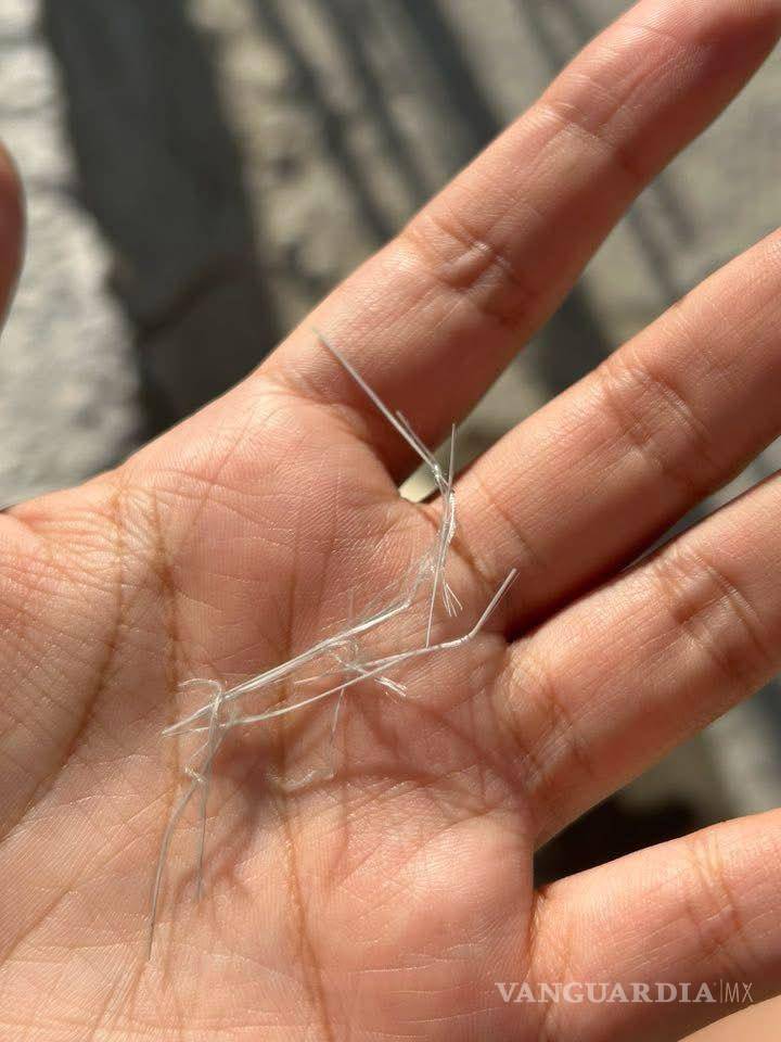 $!Fragmetos de materiales no identificados, caen en colonias aledañas al lugar del incendio.