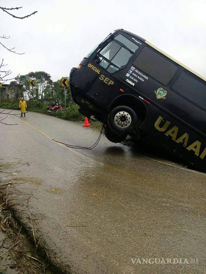 $!Sufre accidente Rondalla de Saltillo en Oaxaca