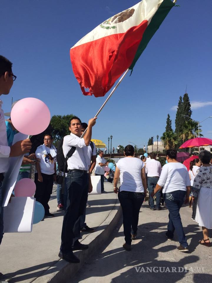 $!Marchan en Saltillo a favor de la familia