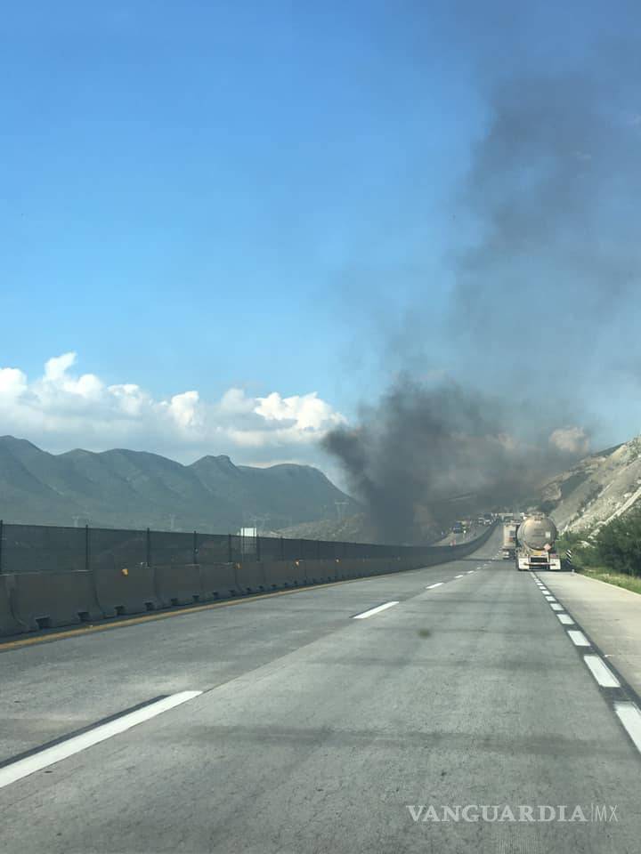 $!Reportan tráfico detenido en autopista Monterrey-Saltillo por incendio de tráiler