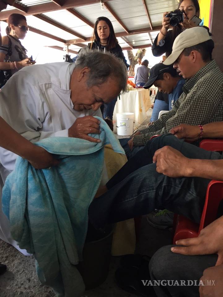 $!Voluntarios apoyan en lavatorio de pies en la Casa del Migrante de Saltillo