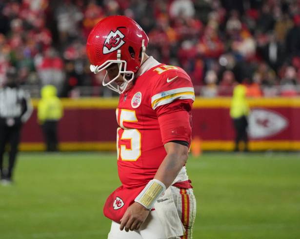Patrick Mahomes lidera a los Chiefs de Kansas City en un duelo de vida o muerte ante los Chargers de Los Angeles, obligados a ganar para seguir en la pelea por los Playoffs de la NFL 2025.