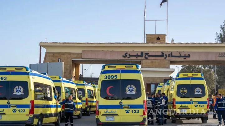 Permiten a pocos palestinos enfermos y heridos pasar por el cruce de Rafah en su primer día de apertura