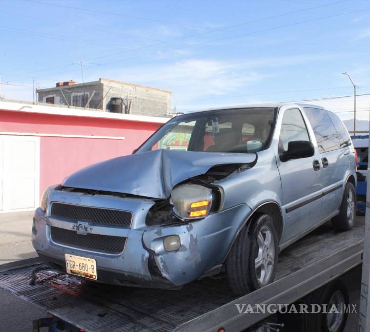 Madre pierde el control de su vehículo y choca contra ‘tiendita’ en Saltillo