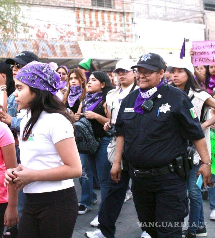 $!La marcha feminista recorrió el centro de Torreón con pancartas y consignas.