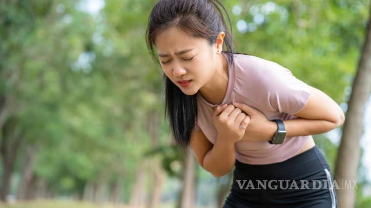$!Dolor en el pecho, falta de aire, náuseas o fatiga extrema pueden ser señales de alerta que requieren atención médica inmediata.