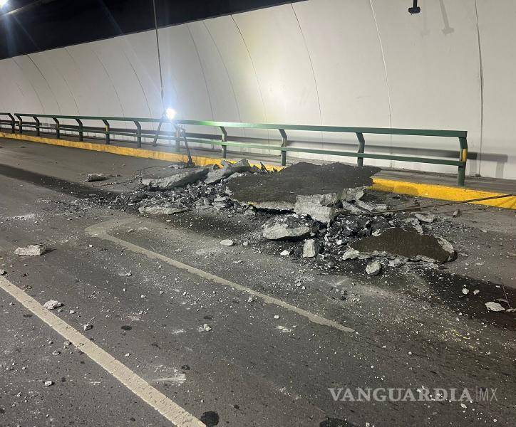 $!Cierran Túnel de la Loma Larga por caída de concreto; vialidad en Monterrey colapsa