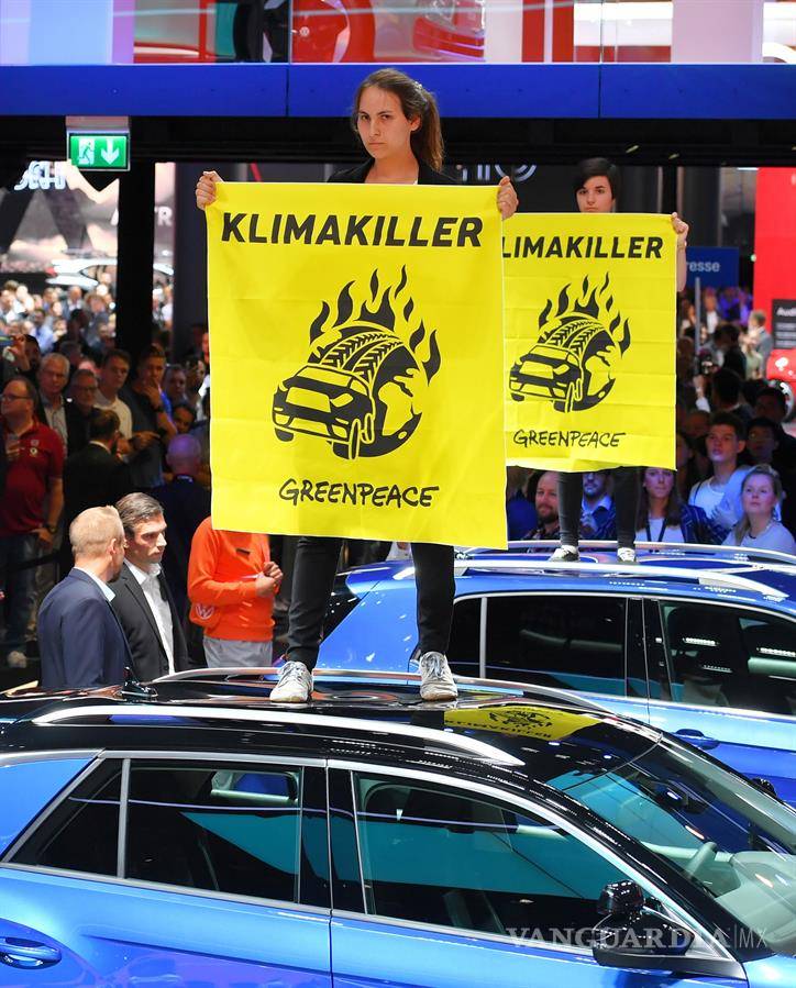 $!Activistas de Greenpeace irrumpen y se suben en los autos del Salón Internacional del Automóvil de Frankfurt, ve estas imágenes