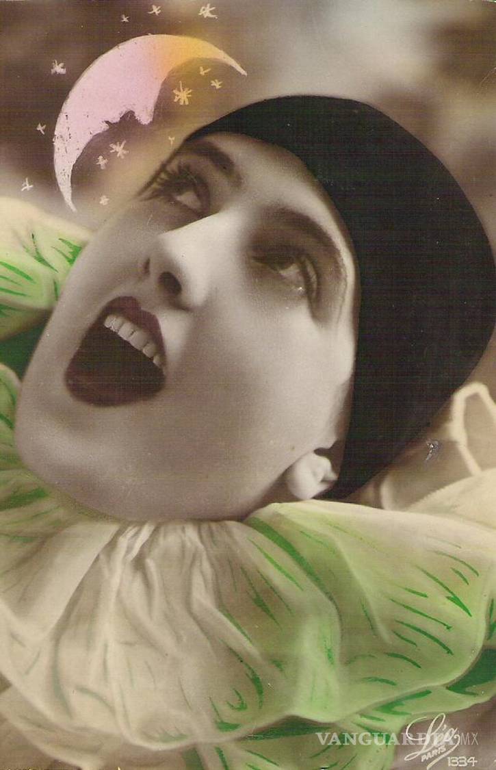 $!Postal fechada el 17 de septiembre de 1927 y firmada por Chela. El mensaje, conservado de forma incompleta, contiene deseos de felicidad y referencias al futuro; al frente, una mujer de aspecto teatral aparece bajo una luna creciente y estrellas.