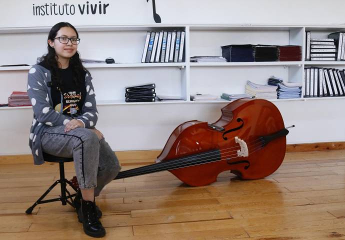 Saltillo, 15 de noviembre. Lilia Cristina Valdés es una niña estudiante del Colegio Vivir, que toca el contrabajo y acaba de asistir a una presentación en Europa