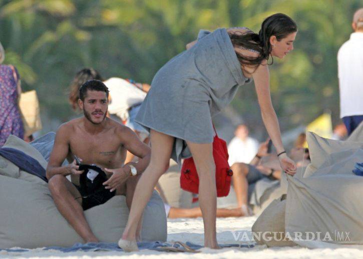 $!Captan de vacaciones a Jona dos Santos en Cancún con dos mujeres