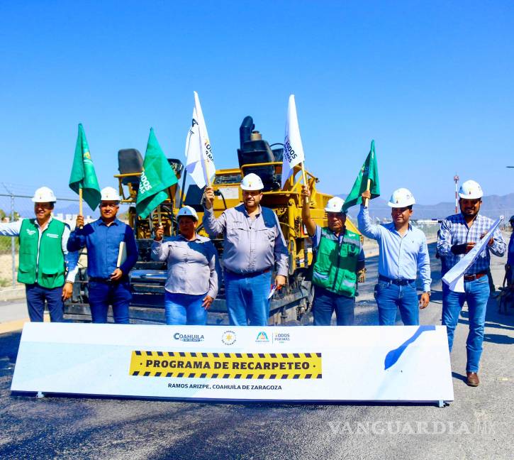 $!Autoridades municipales y vecinos del sector participaron en el arranque de esta importante intervención urbana.