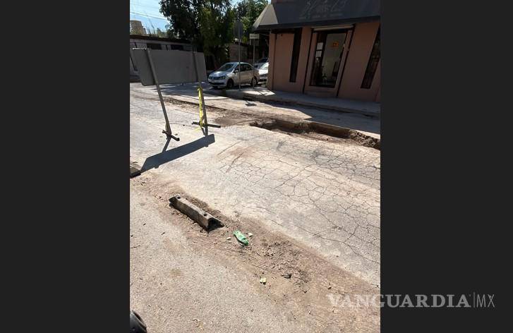 $!En la calle González Lobo han desaparecido varias piezas de neopreno.