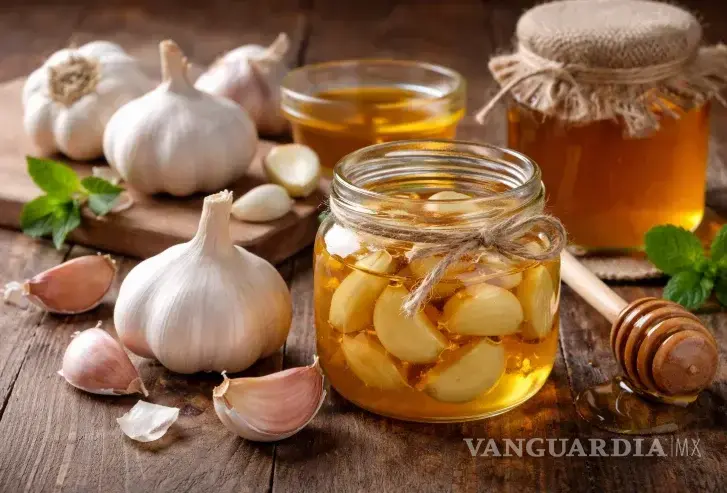 $!El ajo y la miel son dos alimentos tradicionales presentes en la medicina popular desde hace siglos.