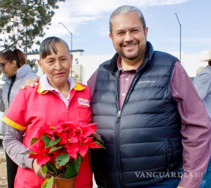 $!La entrega de nochebuenas forma parte de la agenda navideña que incluyó el Encendido Navideño 2025, evento que congregó a miles de familias en la Plaza Principal.