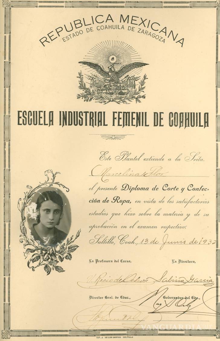 $!Diploma de Corte y Confección de Ropa otorgado a Marcelina Flor por la Escuela Industrial Femenil de Coahuila, en Saltillo, el 13 de junio de 1932. El documento incluye un retrato de la joven.