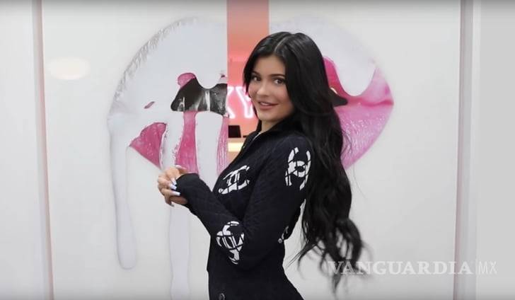 $!Kylie Jenner estrena 'vending machine' de maquillaje
