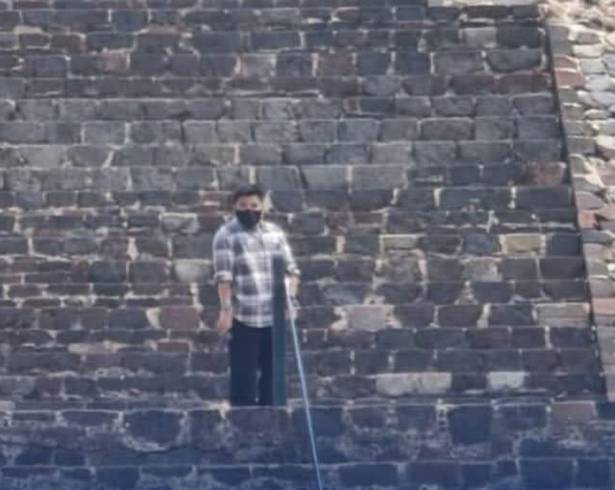 Un hombre realizó disparos en la parte alta de la Pirámide de la Luna, en la zona arqueológica de Teotihuacán, dejando un saldo de una mujer muerta y varios turistas heridos.