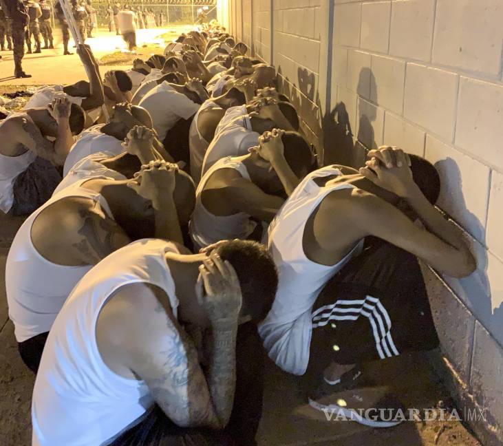 $!Extracción de reos de alta peligrosidad de la cárcel de máxima seguridad, en el departamento de Santa Bárbara (Honduras).