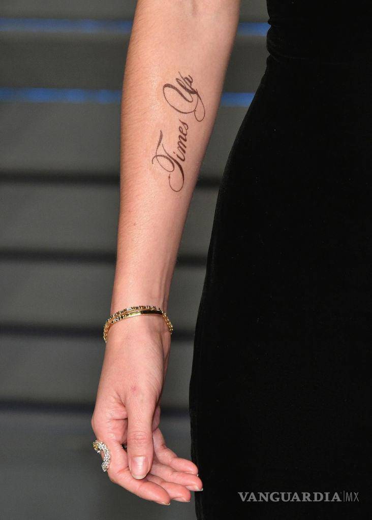 $!Se burlan de Emma Watson por falta de ortografía en tatuaje y ella les calla la boca