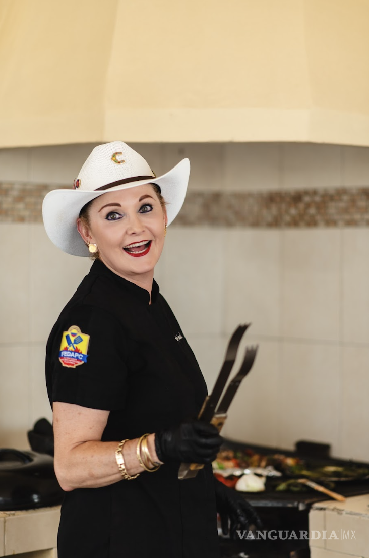 $!Paty cuida sus procesos y ameniza su espacio de trabajo frente a la parrilla.